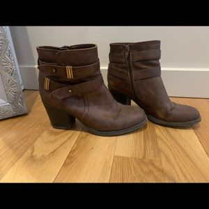 Brown heeled boot